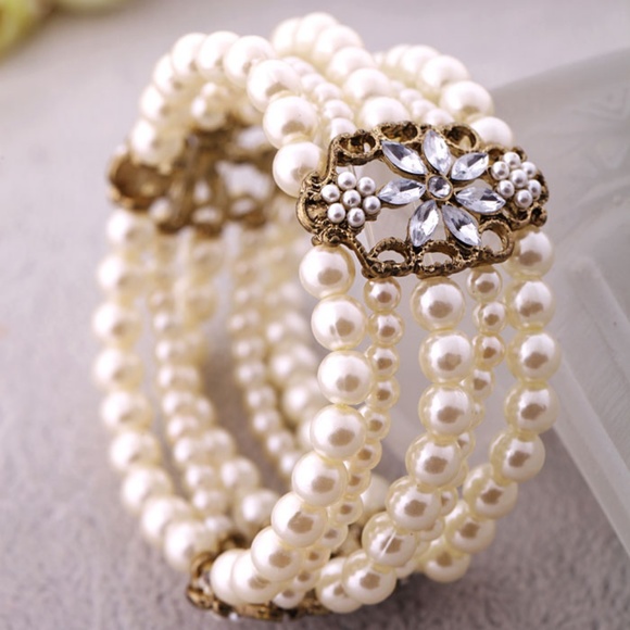 Bella Smyle Jewelry - GB5 | Ivory Elastic Vintage Pearl Bracelet